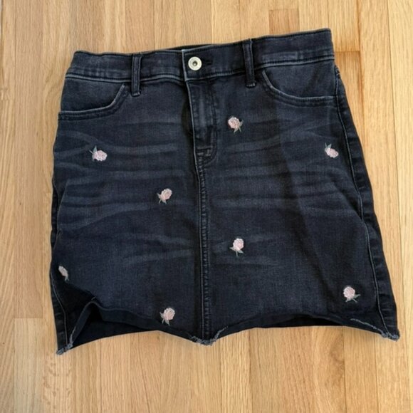 Abercrombie Kids Black Denim Skirt with Pink Roses Size 15/16 - Picture 1 of 2